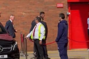 他来了！现场球迷拍摄到塞斯科抵达老特拉福德球场