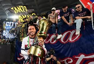 记者：前米兰队长卡拉布里亚周日接受帕纳辛纳科斯体检，签约3年