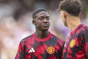 打替补真不冤？梅努前场失误送对手反击，匀速回追目送曼联失球