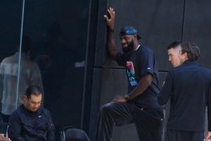 湖人训练营首日集锦：詹姆斯便装观训 艾顿斯玛特加练投篮