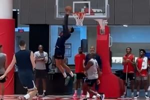 新赛季吃饼吃到吐警告👀登哥被包夹送妙传 科林斯轻松双手背扣