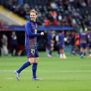 巴萨跟队记者：德容的续约仪式将在明日19点30分进行