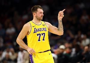 艾顿：与东契奇配合时我必须耐心&快速移动 给对手内线不断施压