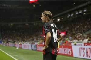 神奇数据！莫德里奇对紫百合吃到在意甲首次犯规，前540分钟0犯规