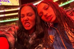 阿耶莎与大女儿现场支持库里：17个赛季了！我们的骄傲到无以言表