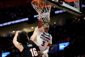 首秀5分钟被隔扣？杨瀚森的美职篮第一课，恰是成长的起点