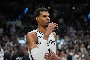 精通后卫技术！文班半场15分半2中2 得到10分8板2助2断&正负值+29