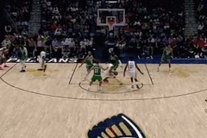 蝴蝶穿花！普尔持球突破吸引防守 妙传助琼斯轻松上篮打中