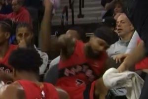 沮丧!英格拉姆暂停时怒砸水瓶 砸到工作人员&给巴恩斯吓一激灵